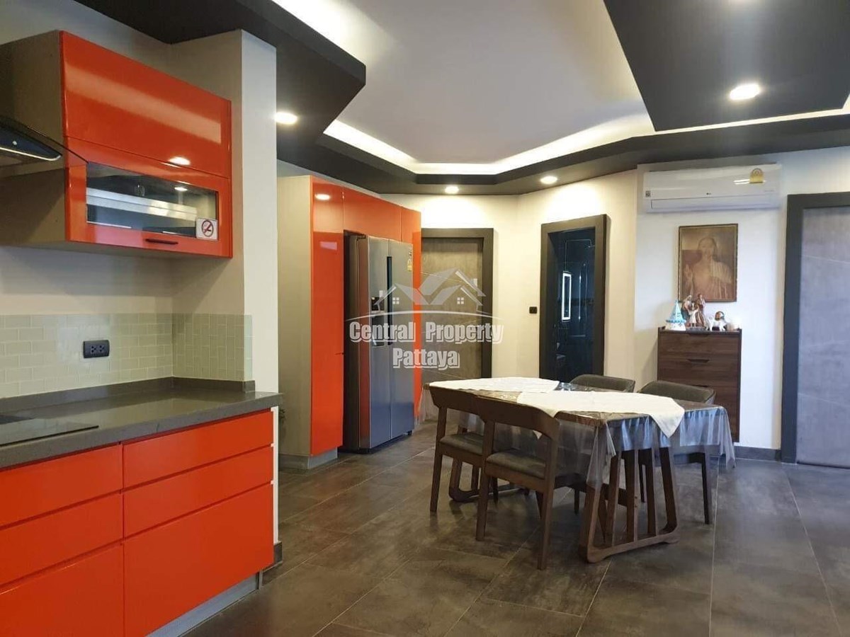 Beautiful 5 bed pool villa with 2 separate apartments near Thepprasit market - House - Pattaya - Near thepprasit market 