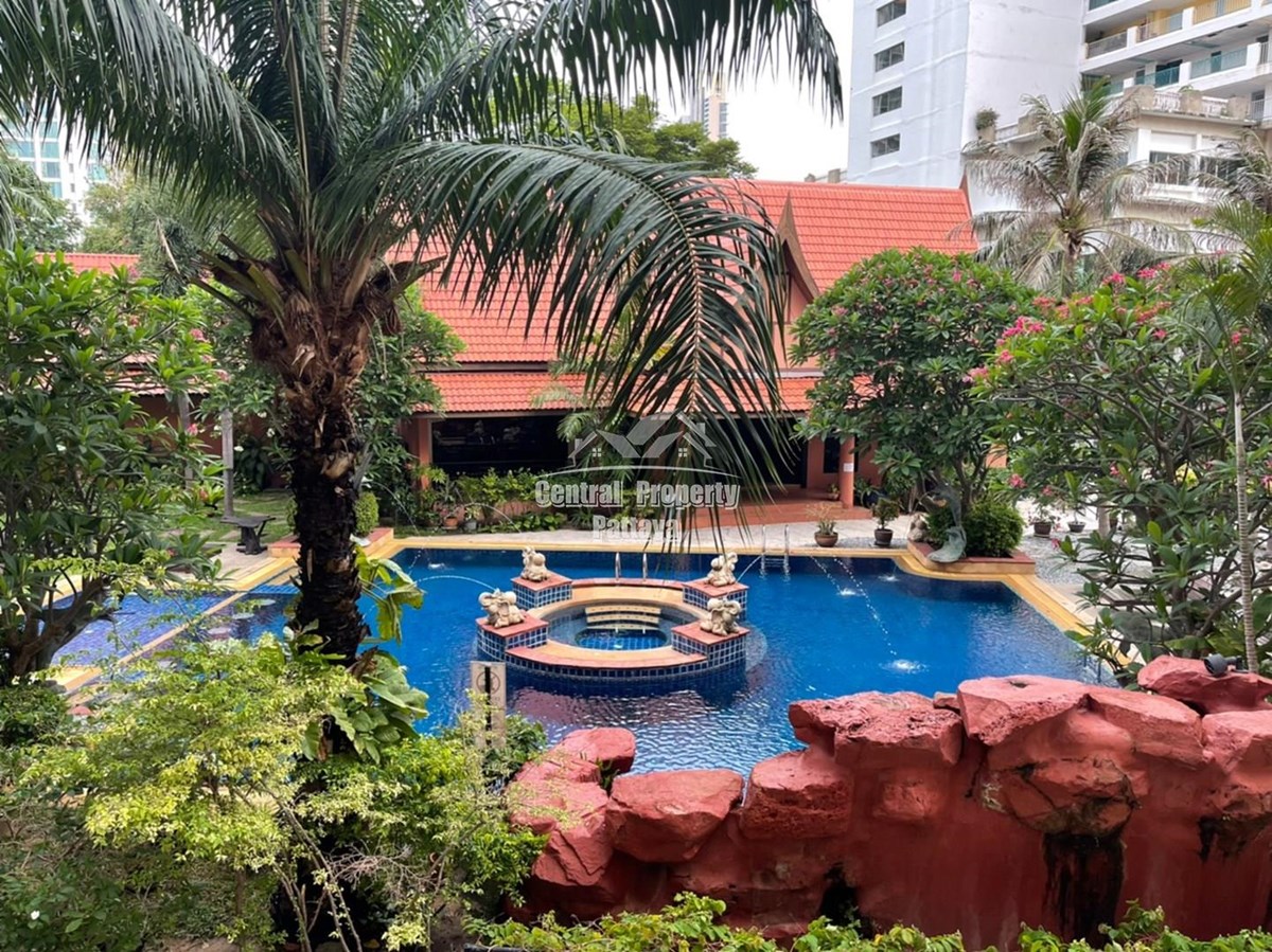 A Large 1 bedroom with an outdoor swimming pool,  for rent at wongamat beach.