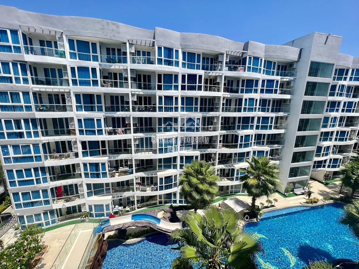 Stunning 2 bedroom, 1 bathroom condo with pool view, in Grand Avenue available for rent.