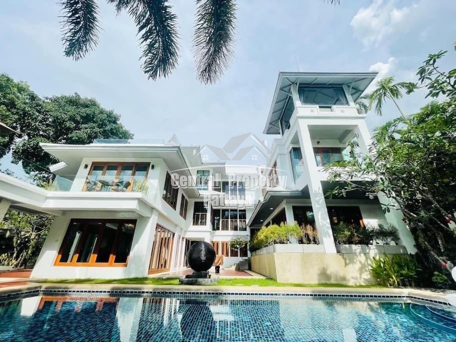 Spectacular 5 bedroom, 7 bathroom luxury mansion for sale on Wongamat beach.