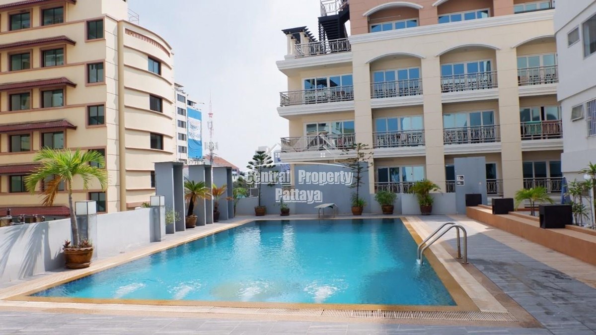 Large, newly renovated studio for rent in Pattaya Beach Condo, central Pattaya.