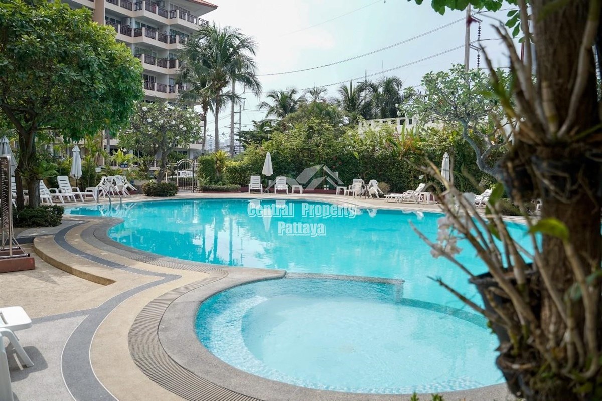 Spacious, 2 bedroom, 2 bathroom corner unit with foreign ownership in Royal Hill, Pratumnak.