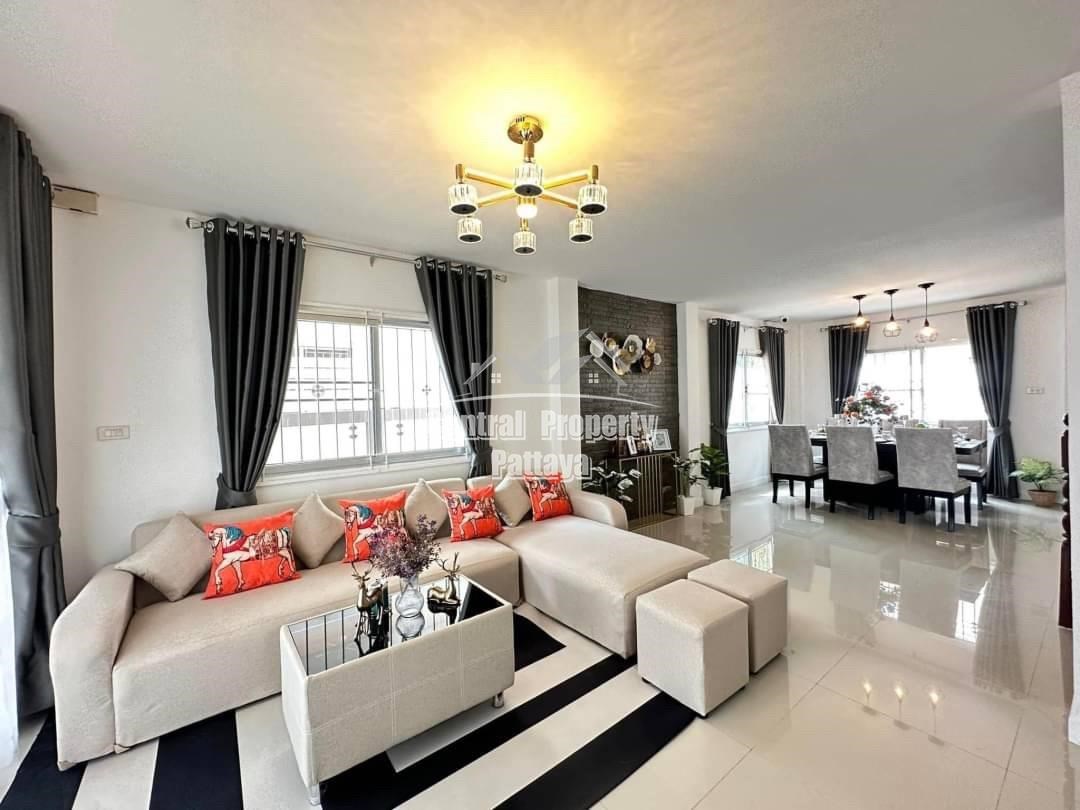 Newly renovated, 3 bedroom, 2 bathroom Townhouse for sale in East Pattaya. 
