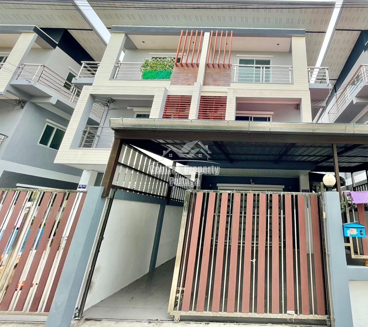 Modern Four bedroom Five Bathroom Town House For Sale Soi Kho noi - Town House - Pattaya East - 