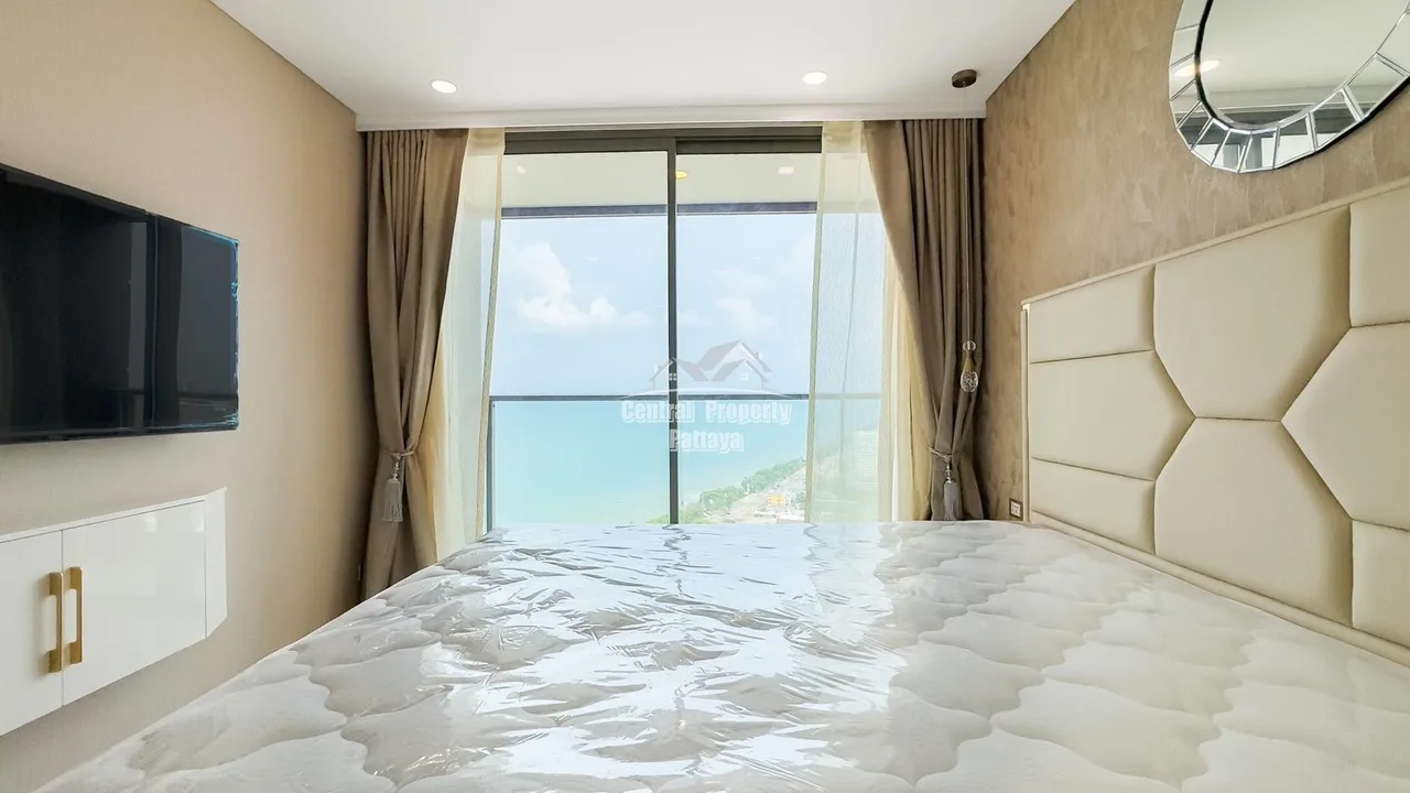 Luxurious, beachfront, private pool unit in foreign name for sale in Copacabana, Jomtien beach. — Photo 11