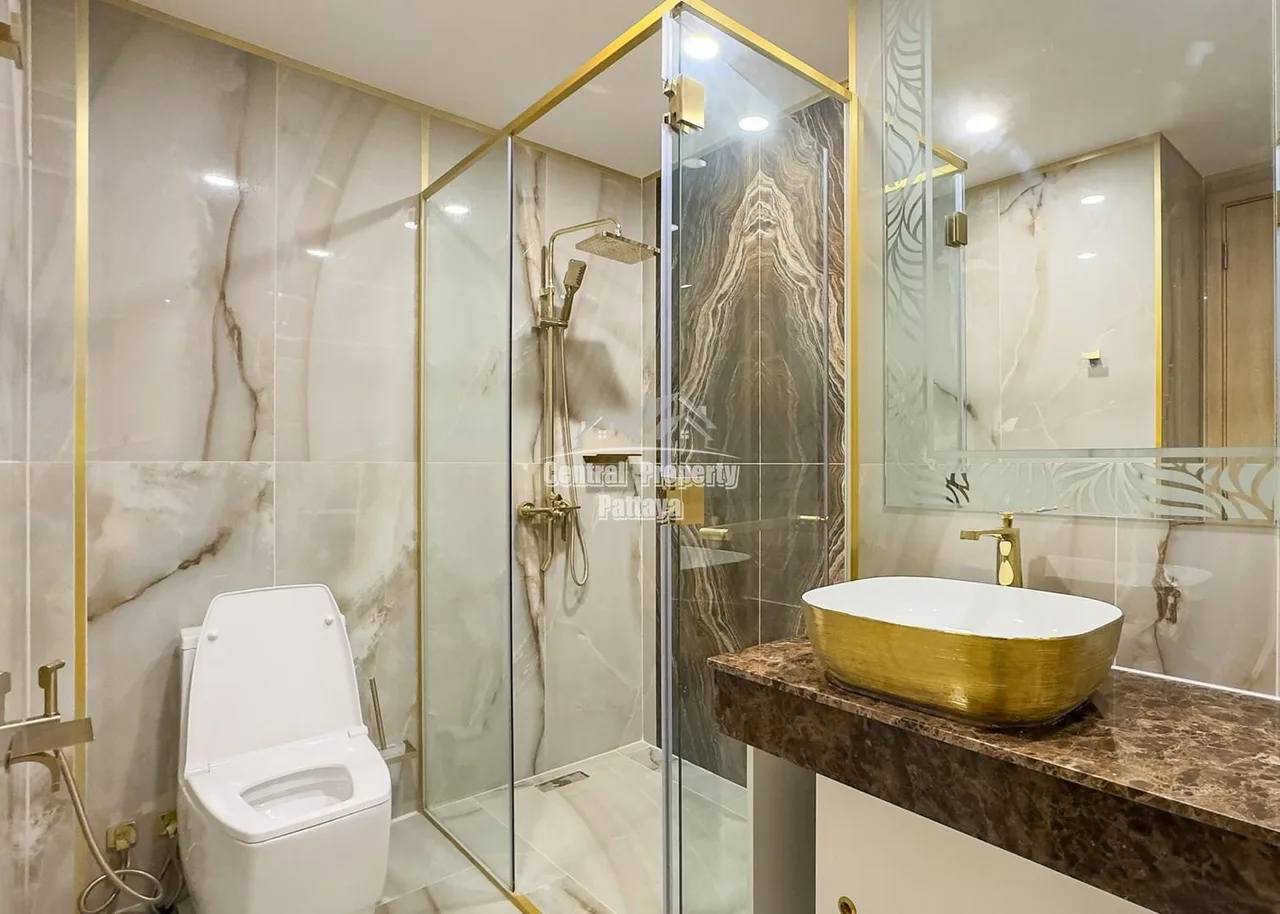 Luxurious, beachfront, private pool unit in foreign name for sale in Copacabana, Jomtien beach. — Photo 13
