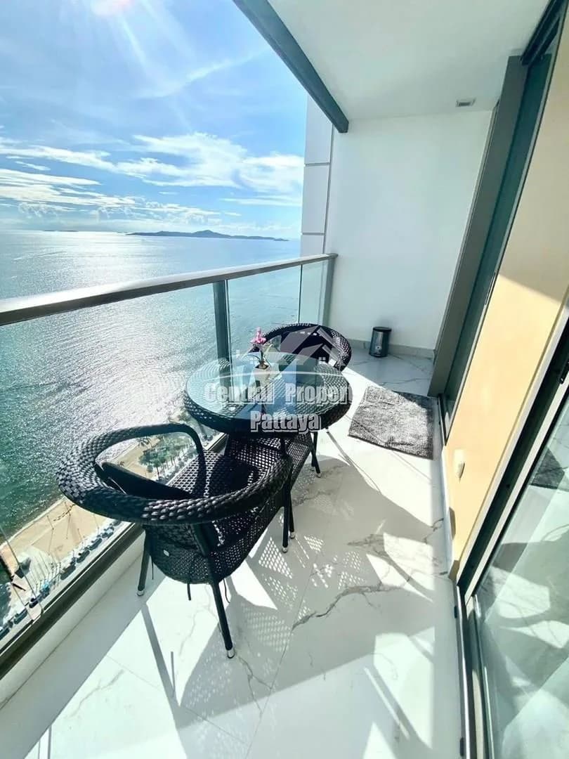 Stylish 1-Bedroom Foreign Quota Condo at Copacabana Jomtien
