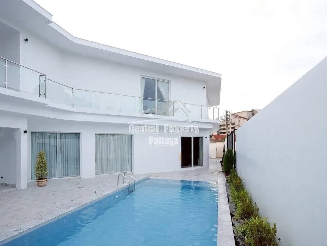 Luxury 7-Bedroom, 10-Bathroom Modern Pool Villa on Soi Bun Kanchana