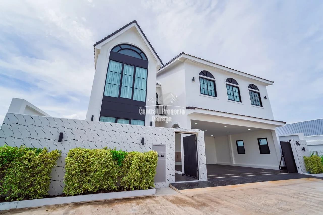 Luxury 4-Bedroom Pool Villa with 6 Bathrooms – Modern Elegance in Pattaya