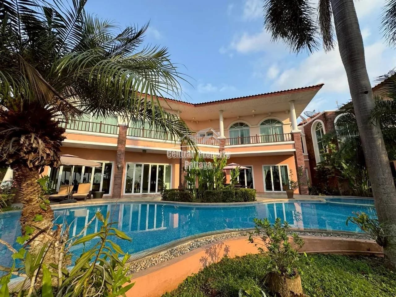 Luxury Pool Villa on Golf Course in Pattaya Offering Scenic Views and Exclusive Living.