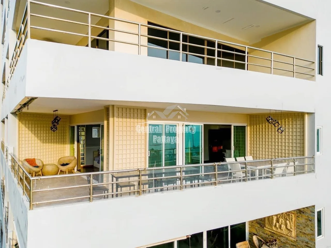 Exceptional 2 bed, 2 bath corner unit with private beach access in View Talay 3A, Jomtien for rent. — Photo 14