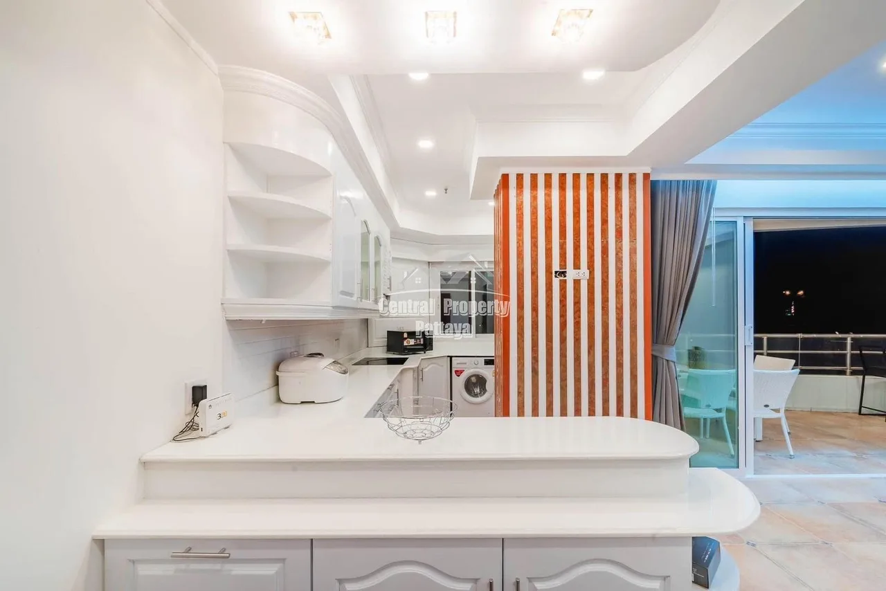 Exceptional 2 bed, 2 bath corner unit with private beach access in View Talay 3A, Jomtien for rent. — Photo 3