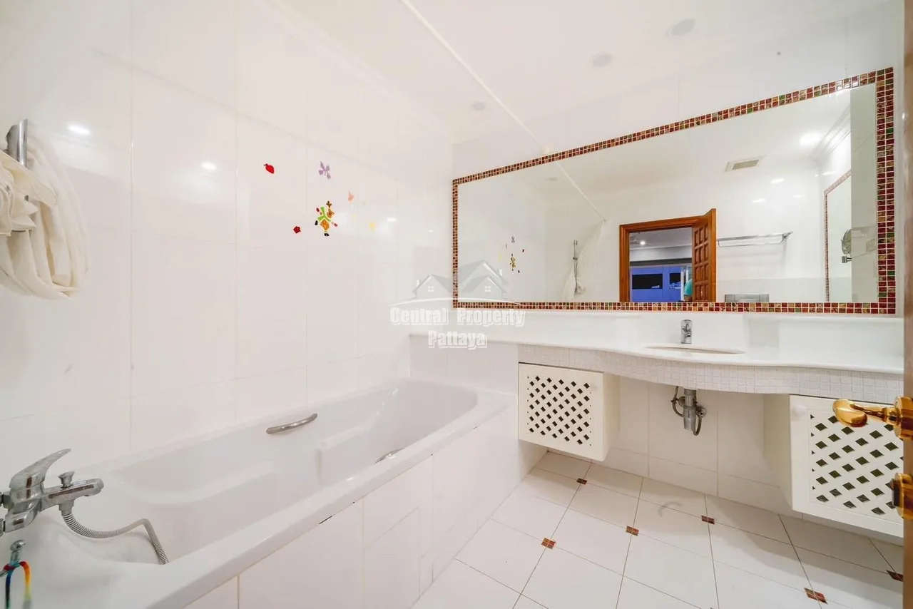 Exceptional 2 bed, 2 bath corner unit with private beach access in View Talay 3A, Jomtien for rent. 5