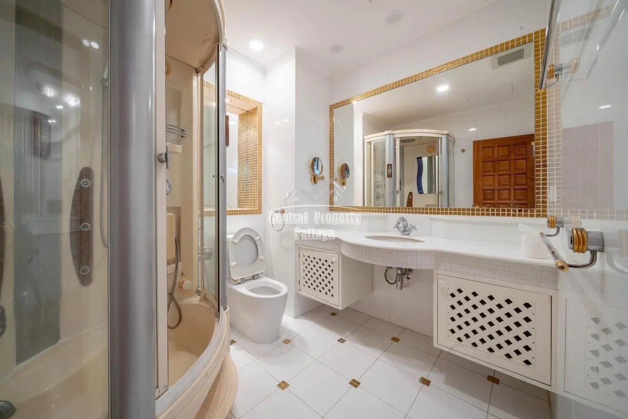 Exceptional 2 bed, 2 bath corner unit with private beach access in View Talay 3A, Jomtien for rent. — Photo 9