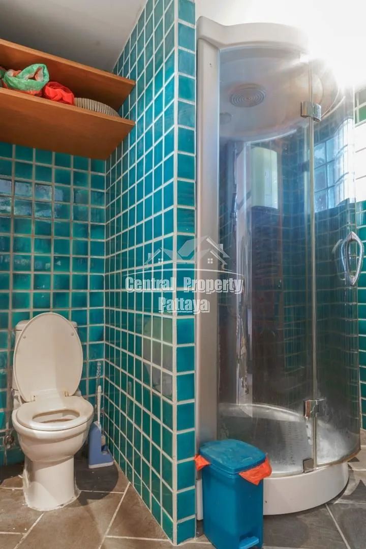 Spacious, 2 bedroom, 2 bathroom corner unit with foreign ownership in Royal Hill, Pratumnak. — Photo 15