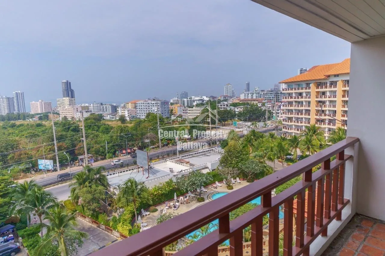 Spacious, 2 bedroom, 2 bathroom corner unit with foreign ownership in Royal Hill, Pratumnak. — Photo 17