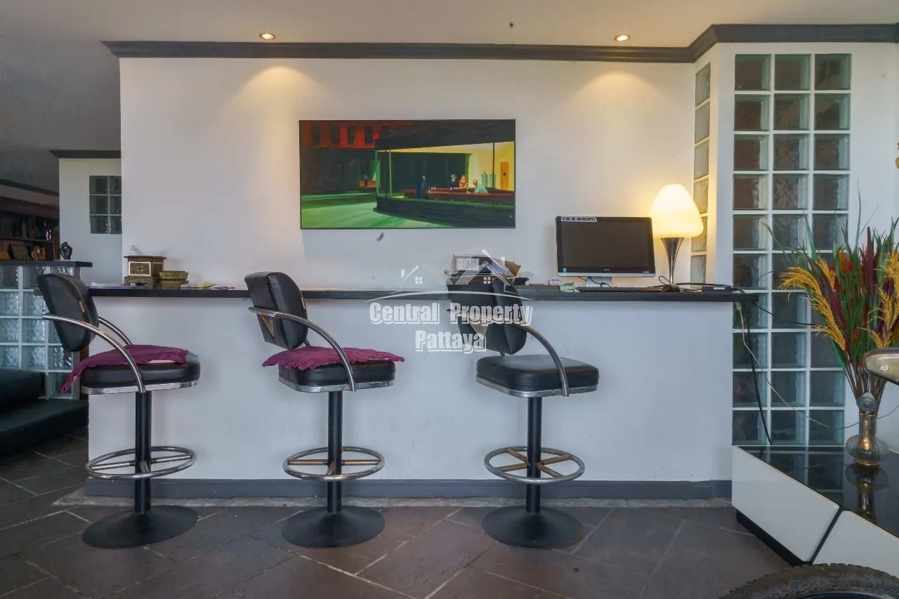 Spacious, 2 bedroom, 2 bathroom corner unit with foreign ownership in Royal Hill, Pratumnak. — Photo 3