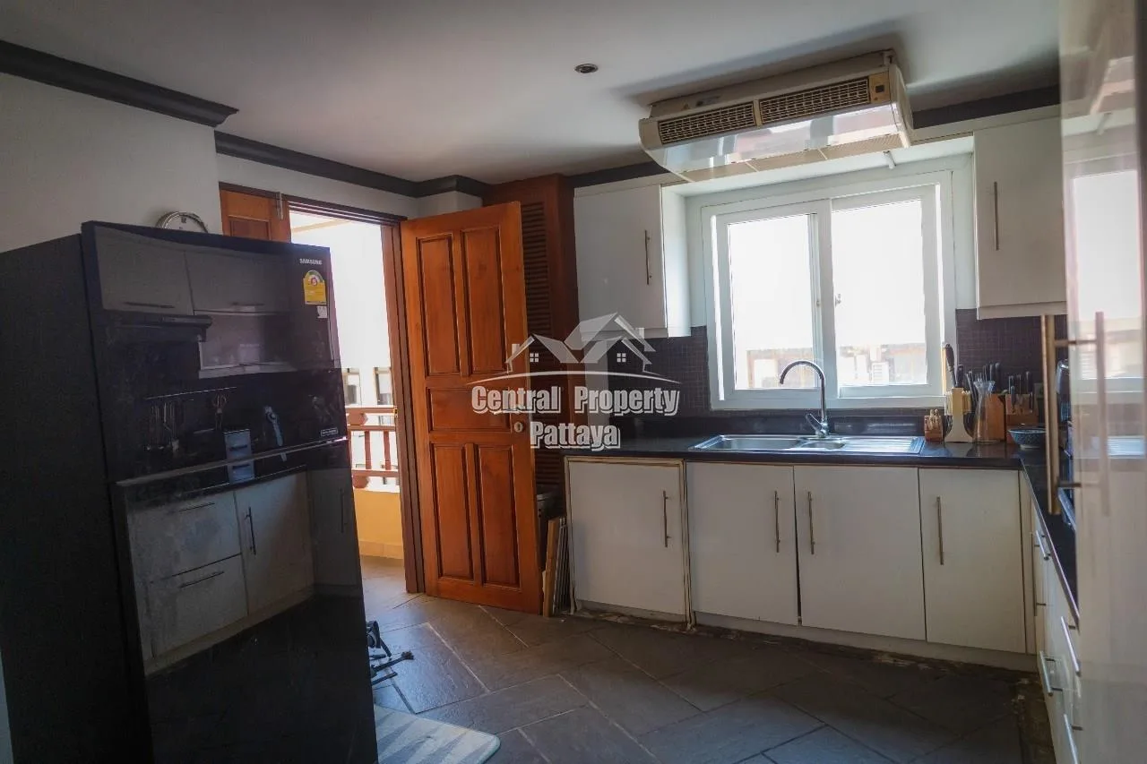 Spacious, 2 bedroom, 2 bathroom corner unit with foreign ownership in Royal Hill, Pratumnak. — Photo 7