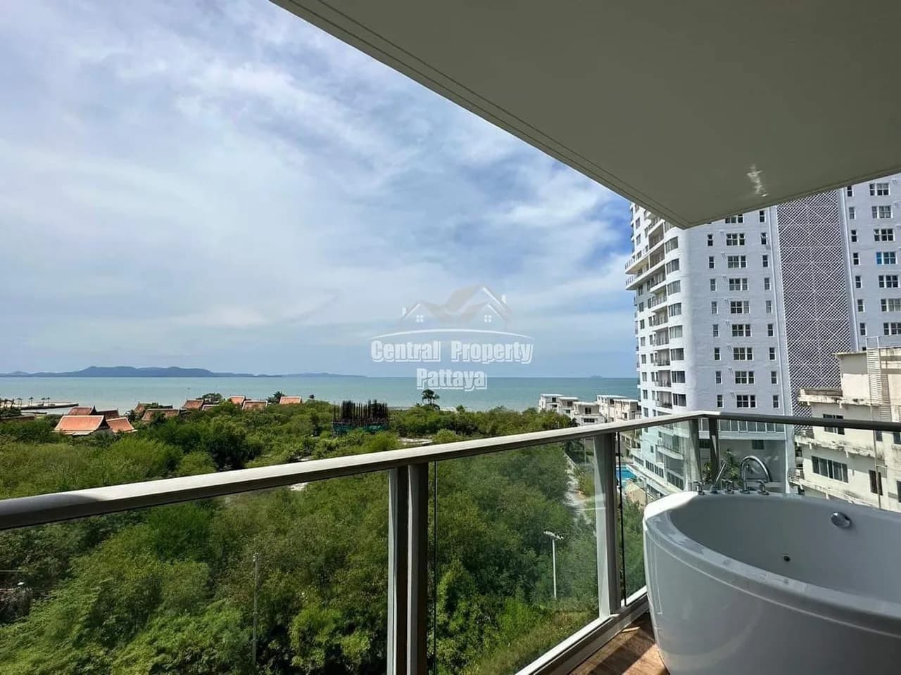 Beautiful, 2 bedroom, 2 bathroom for sale in Foreign quota in Riviera Monaco, Na Jomtien.