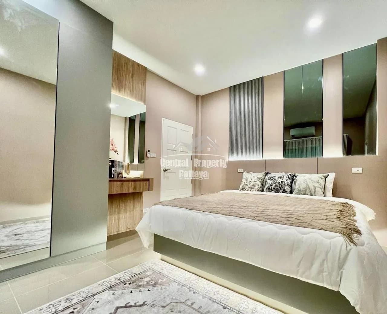 Warm & Elegant Corner Home with Imported Olive Tree Garden — Photo 11