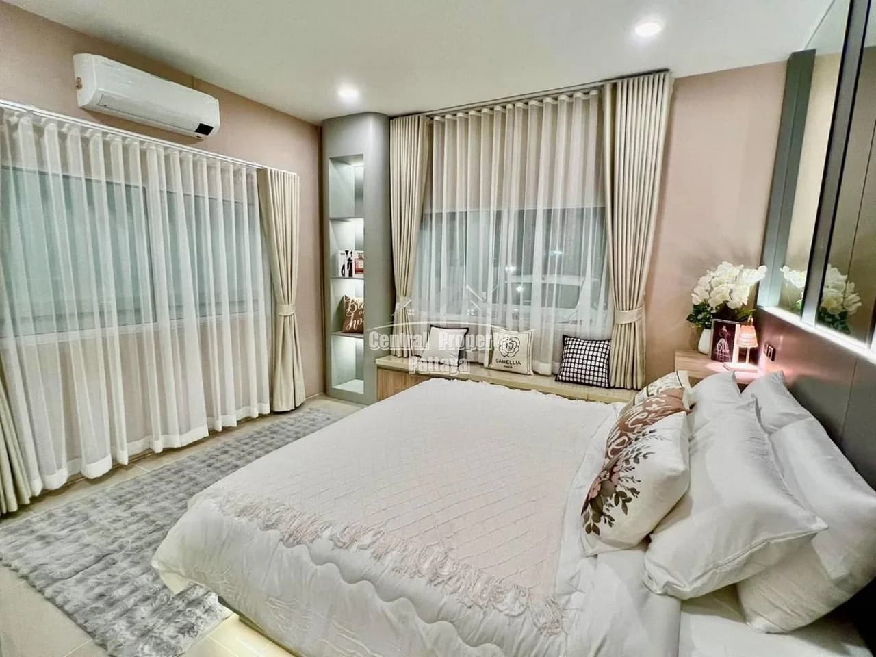 Warm & Elegant Corner Home with Imported Olive Tree Garden — Photo 14