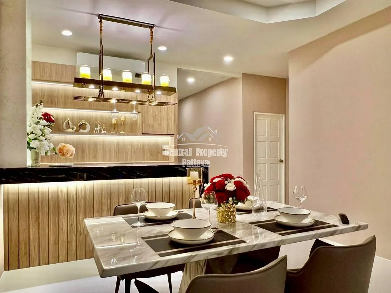 Warm & Elegant Corner Home with Imported Olive Tree Garden — Photo 16