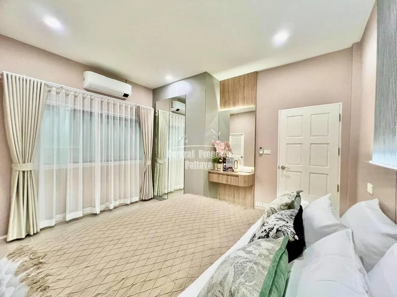Warm & Elegant Corner Home with Imported Olive Tree Garden — Photo 6