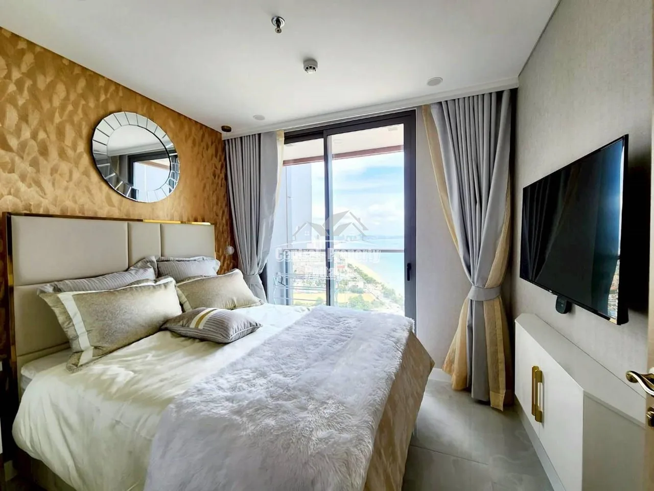 Iconic Beachfront High-Rise in Jomtien Offering Panoramic Sea Views and Premium Resort Facilities.